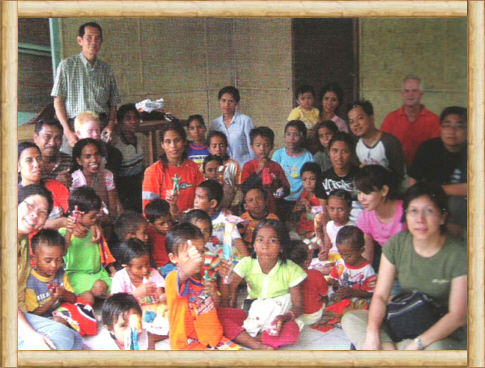 Kinderen en doktoren van het team uit Singapore